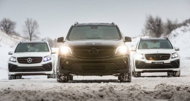 Rusya, Togliatti - 25 Aralık 2016: Kiti Siyah Kristal-in Larte tasarım ayarlama şirket ayarlama ile kar test sürüşü Mercedes Gl ve Gls