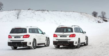 Rusya, Togliatti - 25 Aralık 2016: Kiti Siyah Kristal-in Larte tasarım ayarlama şirket ayarlama ile kar test sürüşü Mercedes Gl ve Gls