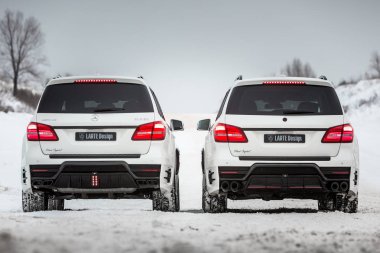 Rusya, Togliatti - 25 Aralık 2016: Kiti Siyah Kristal-in Larte tasarım ayarlama şirket ayarlama ile kar test sürüşü Mercedes Gl ve Gls