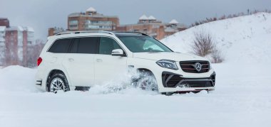 Rusya, Togliatti - 25 Aralık 2016: Kiti Siyah Kristal-in Larte tasarım ayarlama şirket ayarlama ile kar test sürüşü Mercedes Gl ve Gls