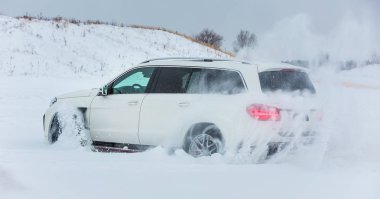 Rusya, Togliatti - 25 Aralık 2016: Kiti Siyah Kristal-in Larte tasarım ayarlama şirket ayarlama ile kar test sürüşü Mercedes Gl ve Gls
