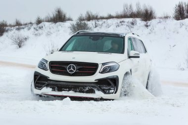 Rusya, Togliatti - 25 Aralık 2016: Kiti Siyah Kristal-in Larte tasarım ayarlama şirket ayarlama ile kar test sürüşü Mercedes Gl ve Gls