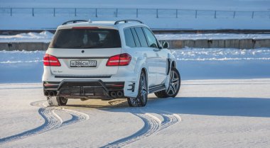 Rusya, Togliatti - 25 Aralık 2016: Kiti Siyah Kristal-in Larte tasarım ayarlama şirket ayarlama ile kar test sürüşü Mercedes Gl ve Gls