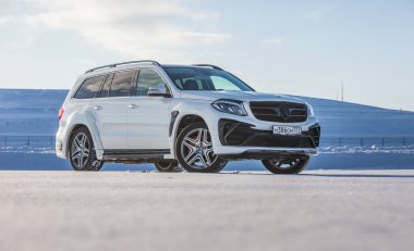 Rusya, Togliatti - 25 Aralık 2016: Kiti Siyah Kristal-in Larte tasarım ayarlama şirket ayarlama ile kar test sürüşü Mercedes Gl ve Gls