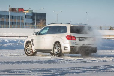 Rusya, Togliatti - 25 Aralık 2016: Kiti Siyah Kristal-in Larte tasarım ayarlama şirket ayarlama ile kar test sürüşü Mercedes Gl ve Gls