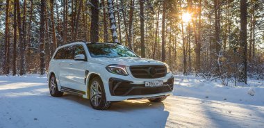 Rusya, Togliatti - 25 Aralık 2016: Kiti Siyah Kristal-in Larte tasarım ayarlama şirket ayarlama ile kar test sürüşü Mercedes Gl ve Gls