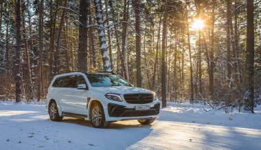 Rusya, Togliatti - 25 Aralık 2016: Kiti Siyah Kristal-in Larte tasarım ayarlama şirket ayarlama ile kar test sürüşü Mercedes Gl ve Gls.