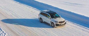 Rusya, Togliatti - 25 Aralık 2016: Kiti Siyah Kristal-in Larte tasarım ayarlama şirket ayarlama ile kar test sürüşü Mercedes Gl ve Gls.