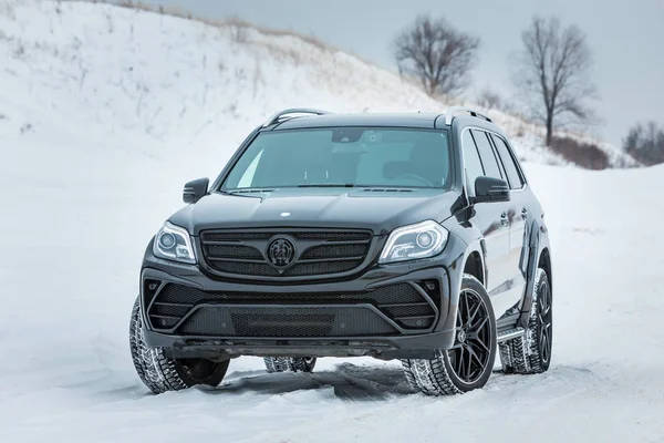 Rusia, Togliatti - 25 DE DICIEMBRE DE 2016: Prueba de nieve de Mercedes GL y GLS con kit de tuning Black Crystal de LARTE Design Tuning Company — Foto de Stock