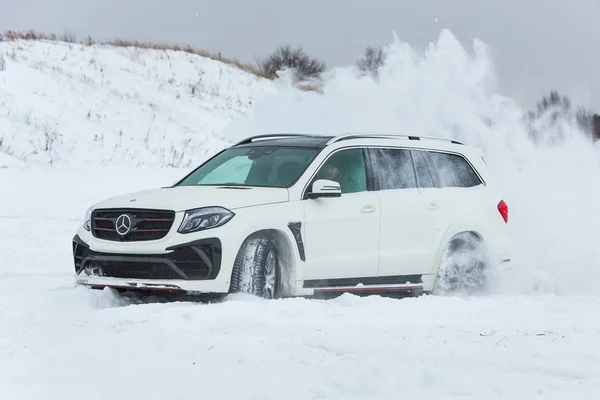 Russland, togliatti - 25. dezember 2016: schnee-testfahrt von mercedes gl und gls mit tuning kit schwarzer kristall von larte design tuning company — Stockfoto