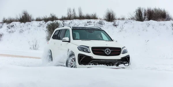 Rusia, Togliatti - 25 DE DICIEMBRE DE 2016: Prueba de nieve de Mercedes GL y GLS con kit de tuning Black Crystal de LARTE Design Tuning Company — Foto de Stock