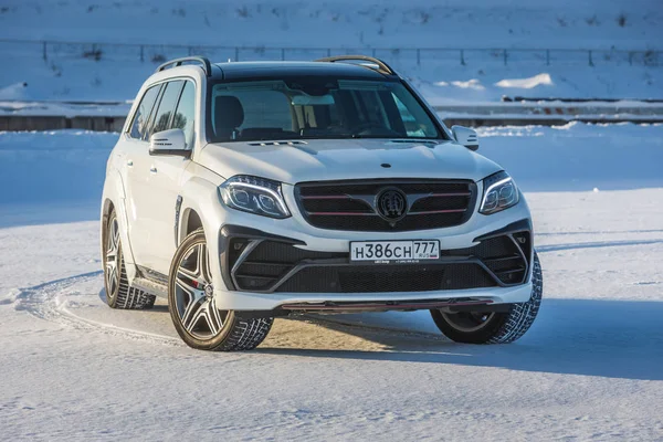 Rusia, Togliatti - 25 DE DICIEMBRE DE 2016: Prueba de nieve de Mercedes GL y GLS con kit de tuning Black Crystal de LARTE Design Tuning Company — Foto de Stock