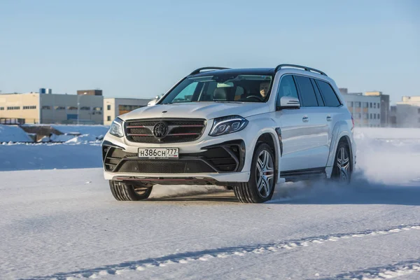 Russland, togliatti - 25. dezember 2016: schnee-testfahrt von mercedes gl und gls mit tuning kit schwarzer kristall von larte design tuning company — Stockfoto