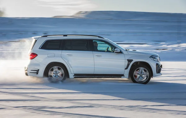 Russland, togliatti - 25. dezember 2016: schnee-testfahrt von mercedes gl und gls mit tuning kit schwarzer kristall von larte design tuning company — Stockfoto