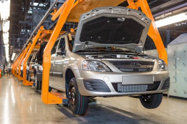Togliatti, Rusya - 14 Kasım 2016: Lada araçların montaj hattı