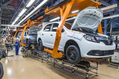 Togliatti, Rusya - 14 Kasım 2016: Lada araçların montaj hattı