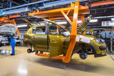 Togliatti, Rusya - 14 Kasım 2016: Lada araçların montaj hattı