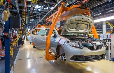 Togliatti, Rusya - 14 Kasım 2016: Lada araçların montaj hattı