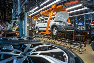 Togliatti, Rusya - 14 Kasım 2016: Lada araçların montaj hattı