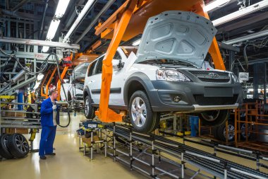Togliatti, Rusya - 14 Kasım 2016: Lada araçların montaj hattı
