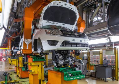 Togliatti, Rusya - 14 Kasım 2016: Lada araçların montaj hattı