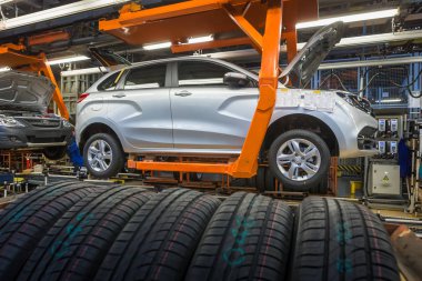Togliatti, Rusya - 14 Kasım 2016: Lada araçların montaj hattı