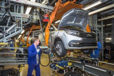 Togliatti, Rusya - 14 Kasım 2016: Lada araçların montaj hattı
