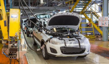 Togliatti, Rusya - 14 Kasım 2016: Lada araçların montaj hattı