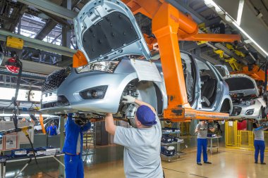 Togliatti, Rusya - 14 Kasım 2016: Lada araçların montaj hattı
