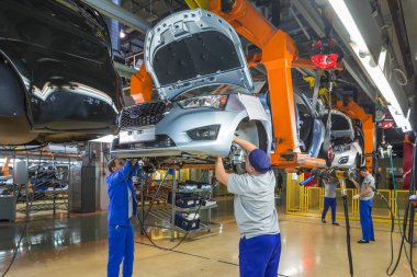 Togliatti, Rusya - 14 Kasım 2016: Lada araçların montaj hattı