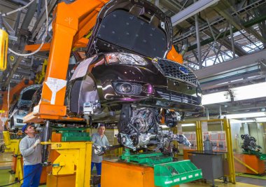 Togliatti, Rusya - 14 Kasım 2016: Lada araçların montaj hattı
