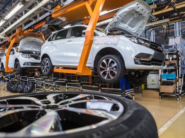 Togliatti, Rusya - 21 Kasım 2016: Kaynak kaportacı ve montaj hattı