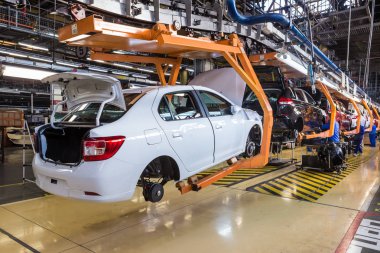 Togliatti, Rusya - 21 Kasım 2016: Kaynak kaportacı ve montaj hattı