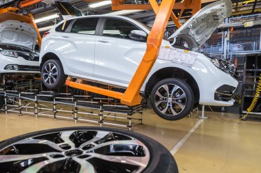 Togliatti, Rusya - 21 Kasım 2016: Kaynak kaportacı ve montaj hattı