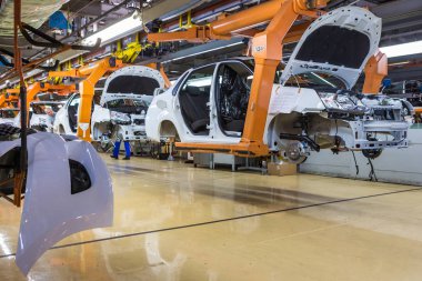 Togliatti, Rusya - 21 Kasım 2016: Kaynak kaportacı ve montaj hattı