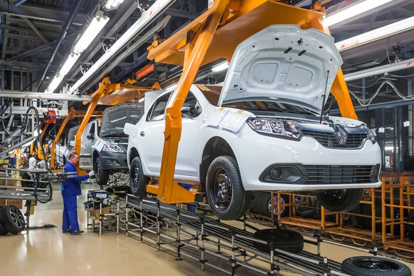 Togliatti, Rusya - 14 Kasım 2016: Lada araçların montaj hattı