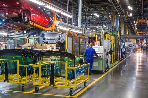 TOGLIATTI, RUSIA - 14 DE NOVIEMBRE DE 2016: La línea de montaje de coches LADA — Foto de Stock