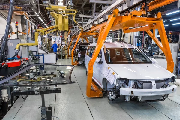 TOGLIATTI, RUSIA - 14 DE NOVIEMBRE DE 2016: La línea de montaje de coches LADA — Foto de Stock