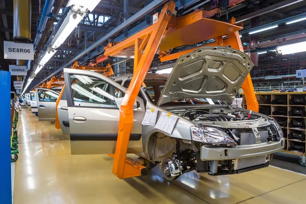 TOGLIATTI, RUSIA - 14 DE NOVIEMBRE DE 2016: La línea de montaje de coches LADA — Foto de Stock