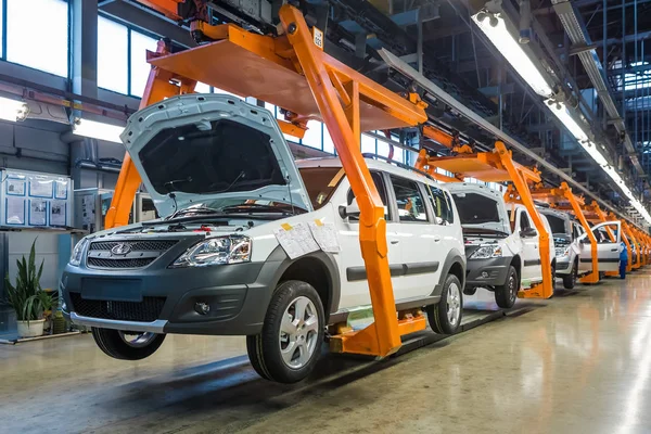 Togliatti, Rusland - 14 November 2016: De assemblagelijn van auto's Lada — Stockfoto