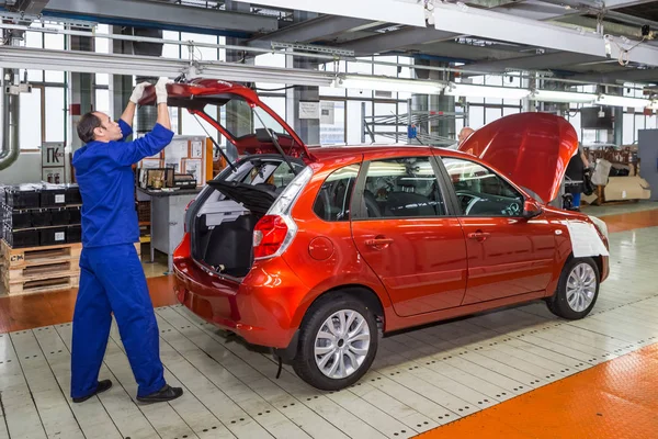 Togliatti, Rusland - 14 November 2016: De assemblagelijn van auto's Lada — Stockfoto