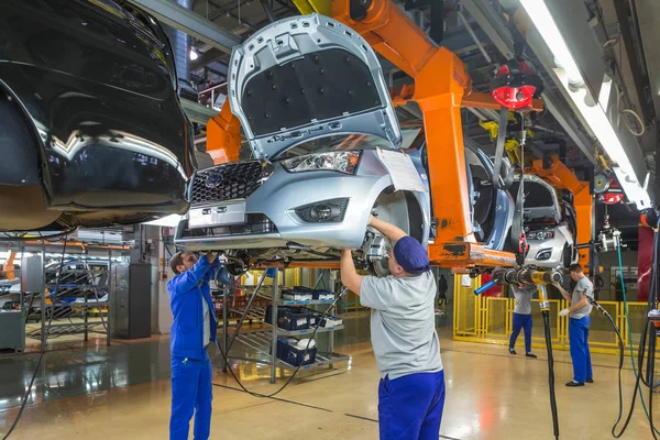Togliatti, Rusya - 14 Kasım 2016: Lada araçların montaj hattı