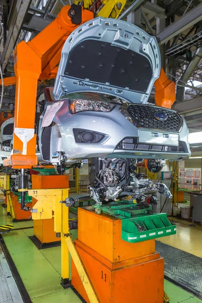 TOGLIATTI, RUSIA - 14 DE NOVIEMBRE DE 2016: La línea de montaje de coches LADA — Foto de Stock