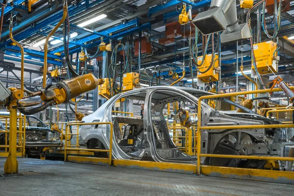 TOGLIATTI, RUSSIE - 21 NOVEMBRE 2016 : L'atelier de carrosserie de soudage et la chaîne de montage — Photo