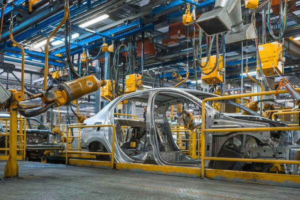 ТОГЛИАТТИ, РОССИЯ - 21 НОЯБРЯ 2016 г.: Магазин сварочных кузовов и сборочная линия
