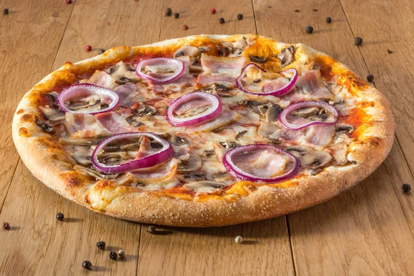 Rebanada de pizza y pizza — Foto de Stock