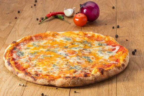 Pizza dan potongan pizza — Stok Foto