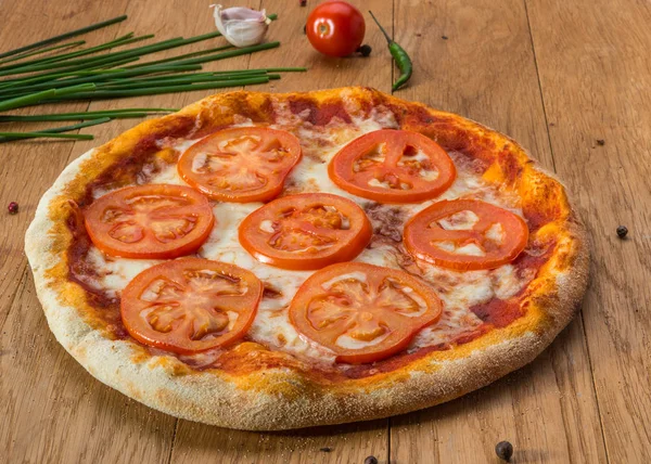 Pizza dan potongan pizza — Stok Foto