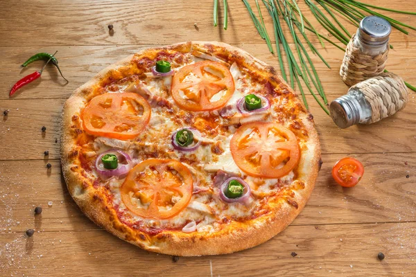 Pizza dan potongan pizza — Stok Foto