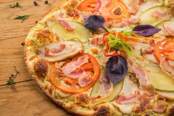 Fetta di pizza e pizza — Foto Stock